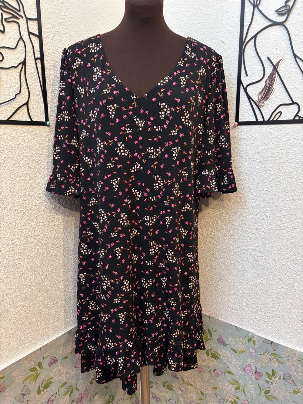 CeCe black with a pink & cream ditsy floral print midi dress. Size XL.